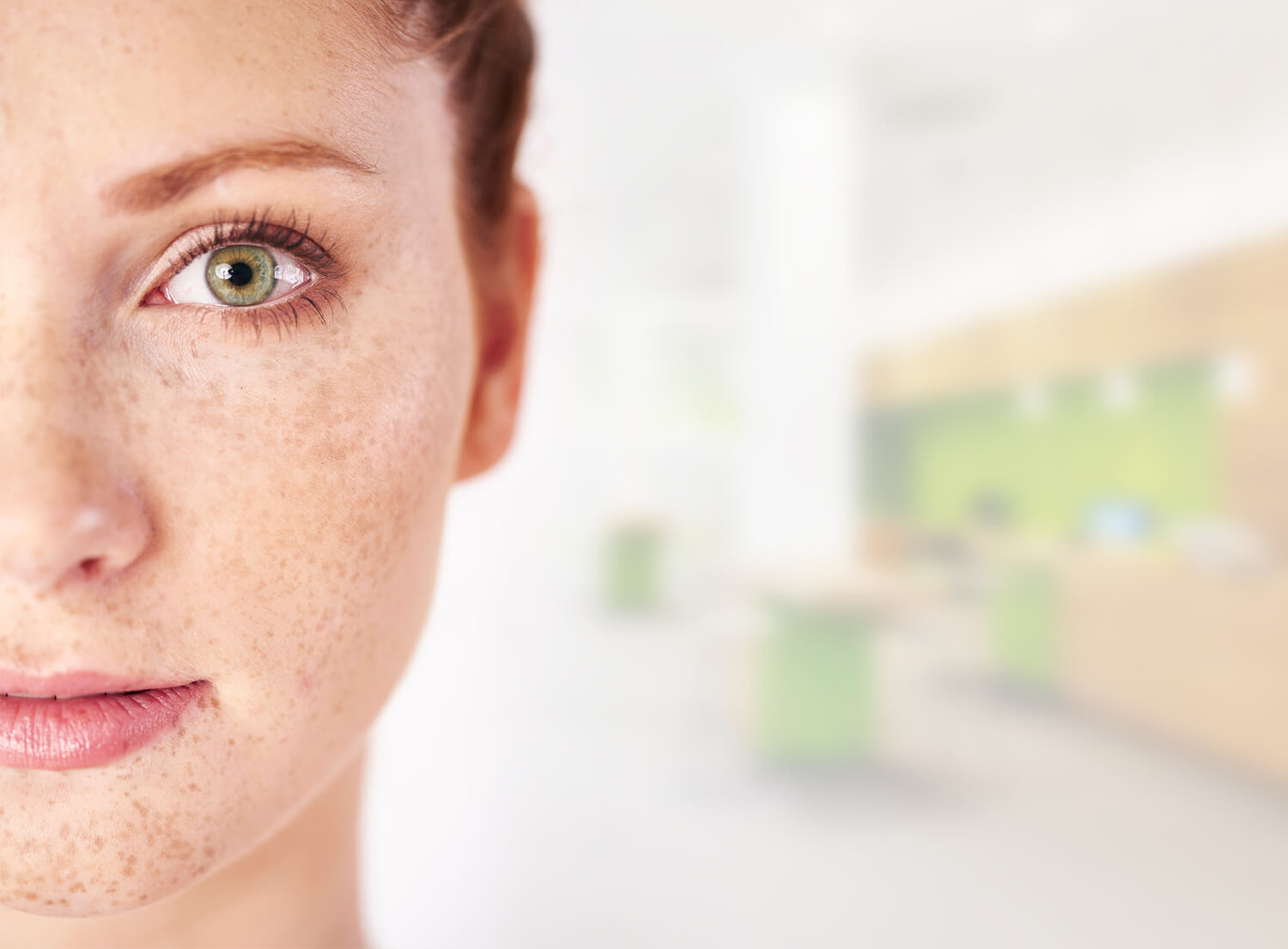 Ihre Gesundheitsvorsorge im Fokus mit dem EasyScan Messgerät. EasyScan Messgerät, Frau mit grünen Augen.